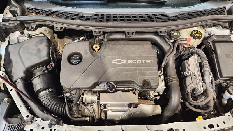 Engine bay of a Chevrolet Cruze with the GM 1.4L turbo LE2 engine